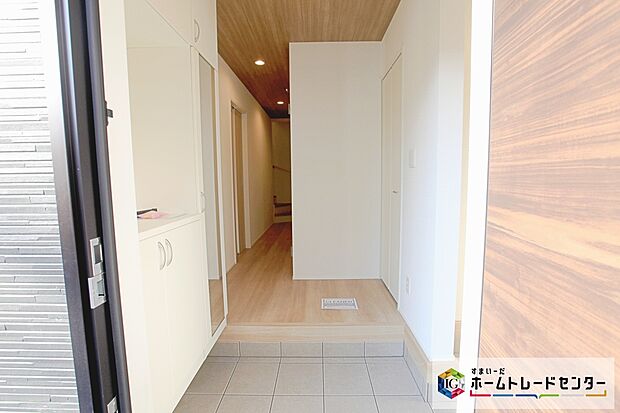 【玄関】開放感のある玄関ホール。温もり感じるフローリング仕様ですので、ご家族やお客様を温かく迎えてくれます。