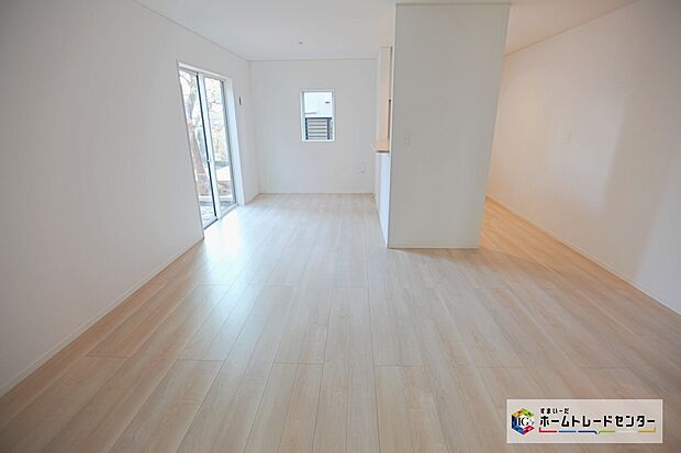 【リビング】１６．２帖☆広々とした開放感あふれるリビングです。ゆったり寛げる充分な広さがございますので、ご家族でインテリアのレイアウトを考えるのも楽しみになりそうです。