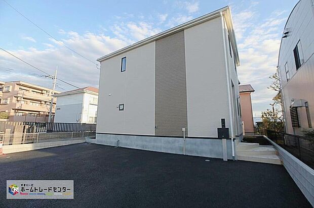 【現地外観写真】東市ケ尾小学校　徒歩約１０分　
市ケ尾中学校　徒歩約１５分
周辺は静かで落ち着いた雰囲気の住宅街です。穏やかで快適にお過ごし頂けそうです。