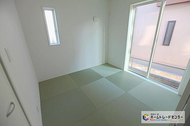 【リビング以外の居室】リビング隣には4.5帖の和室がございます☆扉を開ければリビングと合わせて20帖越えの空間になります☆お昼寝スペースとしても良さそう☆