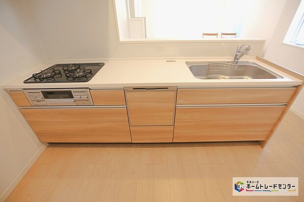 【システムキッチン】見栄えもよくお手入れもスムーズに出来ます。豊富な収納力もございますので、キッチンスペースをスッキリとお使い頂けそうです。