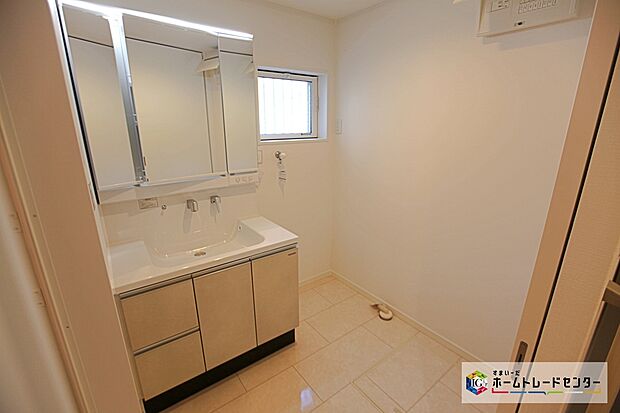 【三面鏡洗面化粧台】鏡の裏に歯ブラシや化粧水、整髪料など小物を隠して収納でき、生活感を出さずに綺麗な空間に保てます。また、左右の鏡を動かすことで横や後ろ向きの姿をチェックできるのも嬉しいポイントですね♪