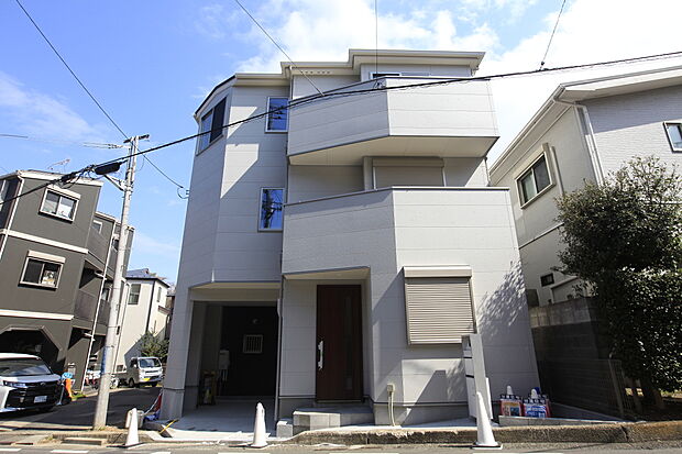 【前面道路含む現地写真】「井田病院」バス停からは各線「武蔵小杉駅」「川崎駅」「宮前駅」までのバスが運行しています☆