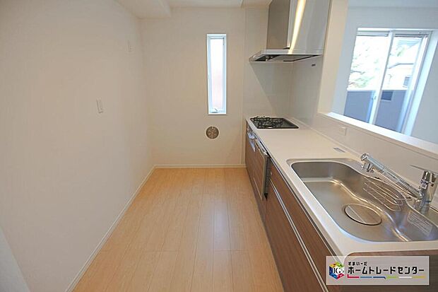 【キッチン】対面式のキッチンですので、リビングで寛ぐご家族をいつも感じられます。会話を楽しみながら家事ができます。