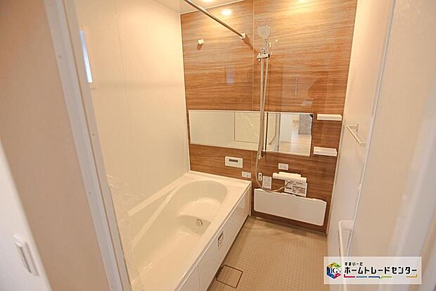 【浴室】窓付きのバスルームは、採光もあり明るく気持ちの良い空間です。窓があることで、換気環境も良好。掃除もスムーズに出来ます。