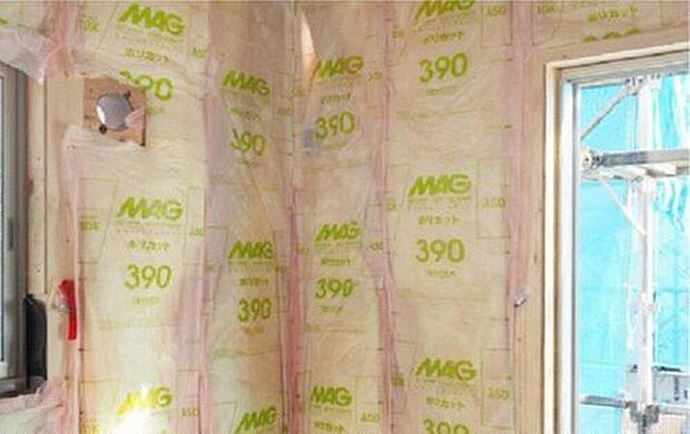 【【グラスウール断熱材】】壁・天井に厚さ100mmのグラスウール断熱材を採用。グラスウールは不燃材料のガラスを主原料としており、ガラス繊維の間に大量の静止空気を含んでいるため高い断熱性能を発揮します。また、他の素材に比べて延焼防止・有毒なガスの発生を抑えてくれます。耐久性にも優れており、経年劣化がなく長時間性能を維持します。