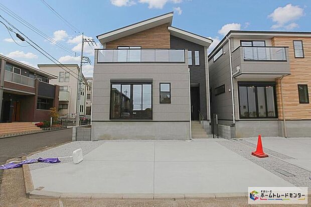 【現地外観写真】閑静な住宅街に立地します♪前面道路は開放感溢れる5.4m幅以上、陽当り・通風良好です☆