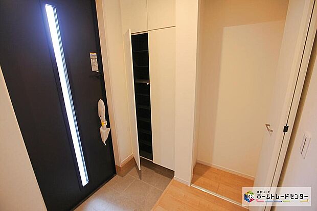 【玄関】シューズクローゼット+収納がございます☆靴だけでなく、お子様の遊びセットやスポーツ用品もしまえます☆