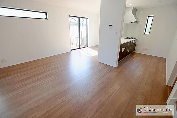 【リビング】広々としたLDKに、自分好みのインテリアでレイアウト。季節ごとに模様替えなども、楽しみの一つとなりそうです。