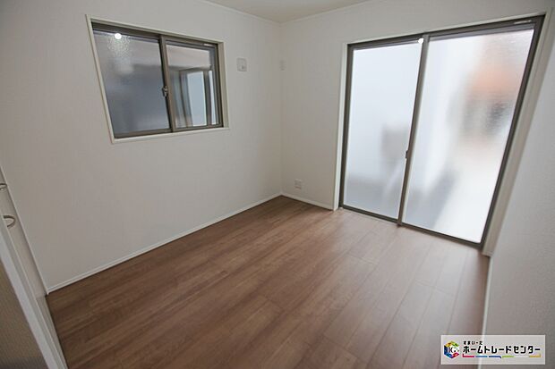 【Low-e複層ガラス】ペアガラスに挟まれた中空層のどちらか一方のガラス面にコーティングしたガラス。通常のペアガラスよりも断熱性に優れ、室内の居室などに採用。エアコンの費用を抑えています。