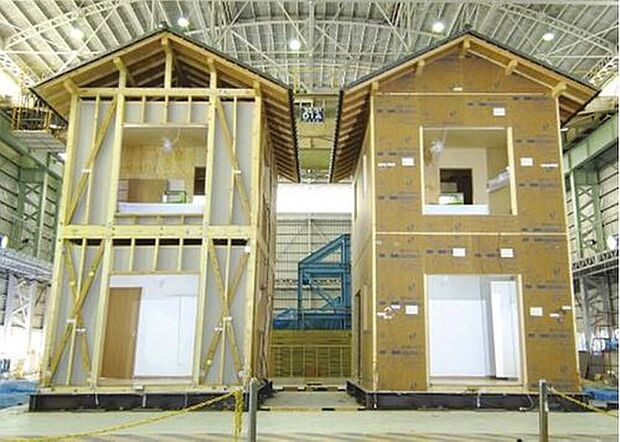 【震度７レベルの揺れにも倒壊しない強さを実証！】実物大の家屋を使った振動実験を実施しました。実験は、大型振動台の上に、「筋かい工法」と耐力面材「ダイライト」を施工した家屋を設置し、「阪神淡路大震災」と同じ振動を与えました。実験の結果、「ダイライト」は、震度7という極大地震の強い揺れにも倒壊せず、実際の住宅に施工した場合にも、優れた耐震性を発揮することが証明されました。