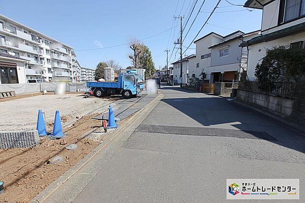 【前面道路含む現地写真】全棟　敷地面積３７坪超！カースペース２台分ございます♪