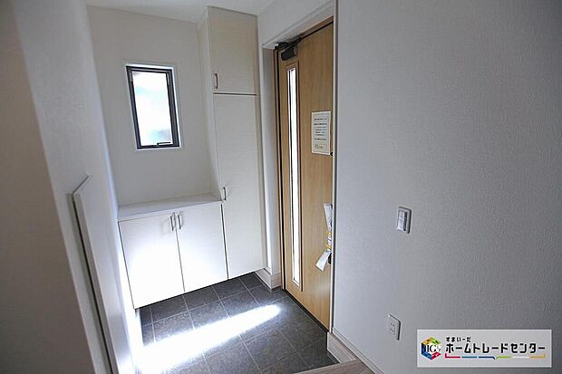 【☆ 玄関 ☆】ガラススリットの入った玄関ドアは室内に光を届けてくれる大事な存在です☆明るい空間になっています☆