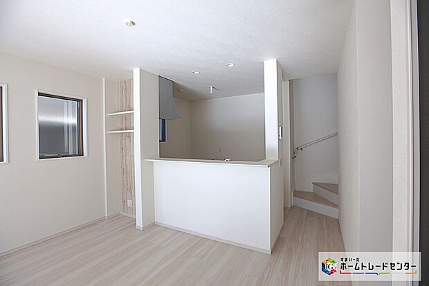 【☆ ランドリースペース ☆】白を基調とした飽きのこない内装☆
こちらも小窓があるので、日々の換気も容易に完結☆