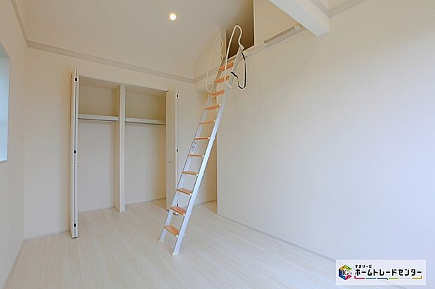 【洋室】収納を随所に設置しておりますので、住空間を有効活用出来ます。自分好みのお部屋で、ゆったりお寛ぎ頂けます。