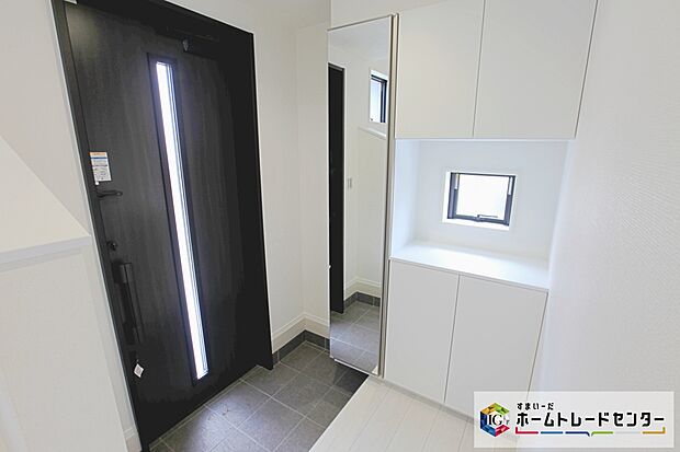 【TVモニター付きインターホン】訪問者が一目でわかるカラーモニターを採用したインターホン。お子様一人のお留守番も安心です♪

