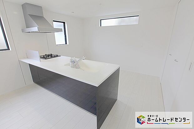 【システムキッチン】見栄えもよくお手入れもスムーズに出来ます。豊富な収納力もございますので、キッチンスペースをスッキリとお使い頂けそうです。

