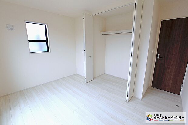 【洋室】たっぷりの収納をご用意しております!居室の全空間を有効活用でき、いつでもお部屋をすっきりとお使い頂けます♪自分好みのお部屋で、ゆったりお寛ぎ頂けますよ!