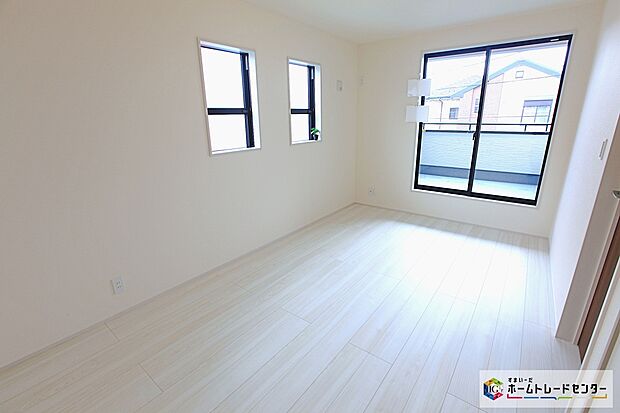 【洋室】穏やかな光が差し込む室内には、穏やかな時間が流れます。休日には、落ち着いた空間で自分の趣味を楽しむのはいかがですか。