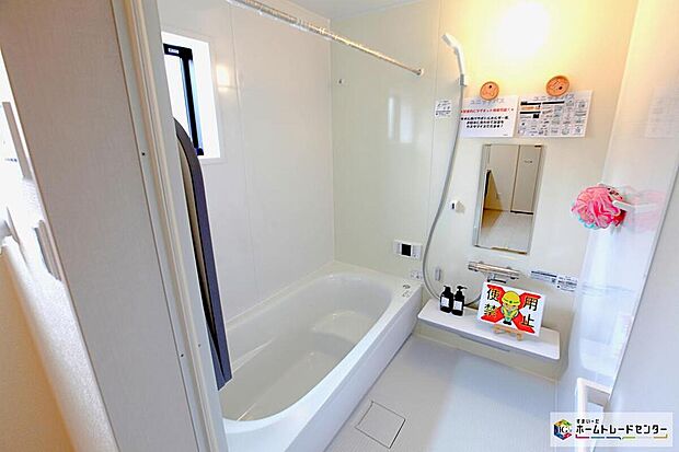 【浴室】窓付きバスルームは、採光もあり、明るく落ち着いた雰囲気のゆったり寛げる空間!日中の入浴も気持ちよくお使い頂けます♪窓があることで、換気環境も良好!掃除もスムーズに出来ます♪