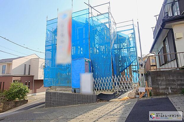 【現地外観写真】閑静な住宅街に立地します♪スーパー「相鉄ローゼン」まで徒歩6分、毎日のお買い物も便利です♪リネン庫、パントリー、小屋裏収納、随所に収納がございますので収納に困ることがありません☆