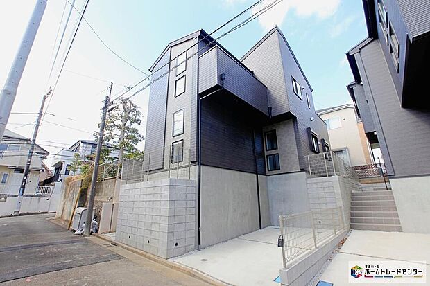 【前面道路含む現地写真】敷地面積３１坪、カースペース１台分ございます！
リビング広々１８帖超＆全居室収納完備、ゆとりの４部屋プランです！