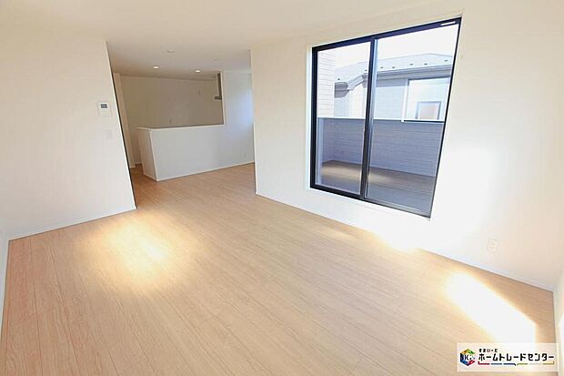 【☆　リビング　☆】広々としたLDKに、自分好みのインテリアでレイアウト。季節ごとに模様替えなども、楽しみの一つとなりそうです。