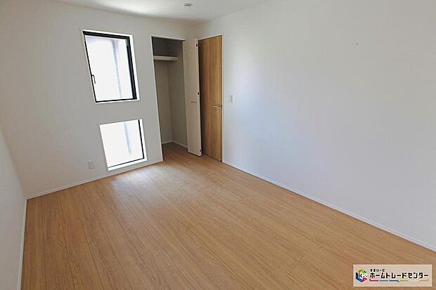 【☆　洋室　☆】明るい室内は、風通しも良く、大変居心地の良い空間となっております。爽やかな風を感じて起きる朝は、快適生活の始まりに！