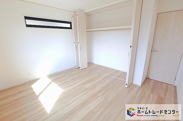 【リビング以外の居室】全居室に収納を完備しておりますので、居室の全空間を有効活用出来ます。自分好みのお部屋で、ゆったりお寛ぎ頂けます。