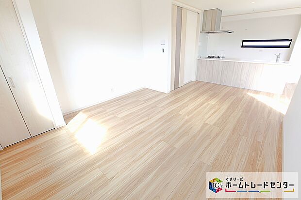 【床暖房】エアコンが苦手な方には嬉しい床暖房。ほこりが舞わずクリーンにお部屋を暖めます。空気が乾燥しにくく、デリケートなお子様の喉にも肌にも優しい。