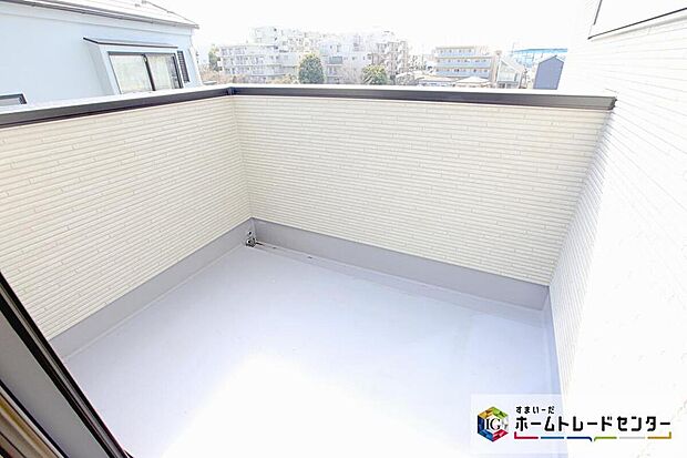 【バルコニー】バルコニーを南向きに設置しております!心地よい陽射しや暖かな風を楽しむことが出来ます♪