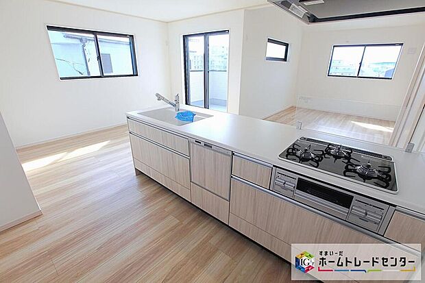 【キッチン】収納力豊富な爽やかなシステムキッチンを用意しております。いつもキレイにしておきたくなるキッチンスペースです☆