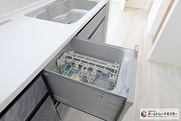 【食器洗浄乾燥機】忙しい奥様の味方、後片付けもラクラクなビルトイン食洗機付き。洗い終わった食器の水切りや乾燥としても便利です。

