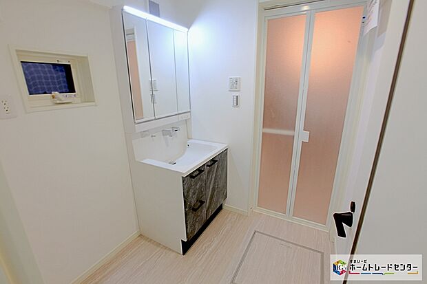 【サニタリースペース】☆　洗面所　☆
白を基調とした爽やかなサニタリースペース。清潔感のある快適空間です。毎日の身支度も気持ち良くお使い頂けます。