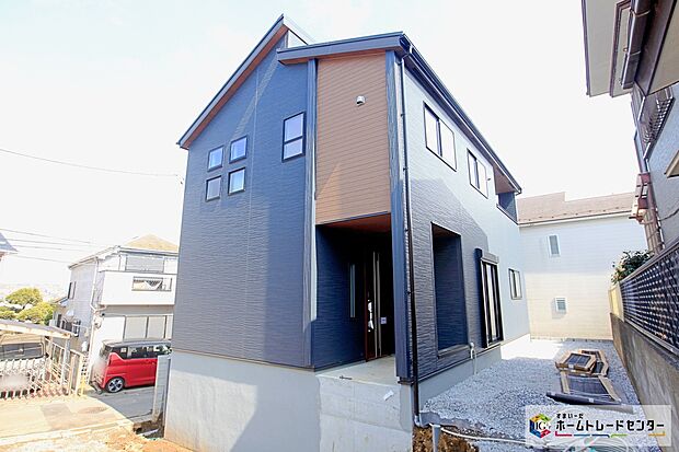 【庭付き】陽当たりの良いお庭では、お子様の遊び場や趣味のガーデニングなど、ライフスタイルに合わせていろいろとお楽しみ頂けそうです。

