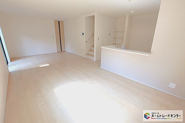 【☆　リビング　☆】家族とのつながりを意識した見通しのいいリビングは会話が弾んでみんなを笑顔にします。豊富な収納など魅力がたくさん。住み心地の良さをぜひご体感下さい！