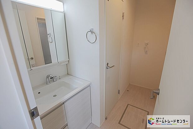 【サニタリースペース】白を基調とした爽やかなサニタリースペース。清潔感のある快適空間です。毎日の身支度も気持ち良くお使い頂けます。