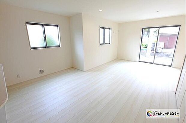 【リビング】リビングにはたくさんの窓を設置しました♪各方向から光が差し込みます！リビングには収納がございます☆