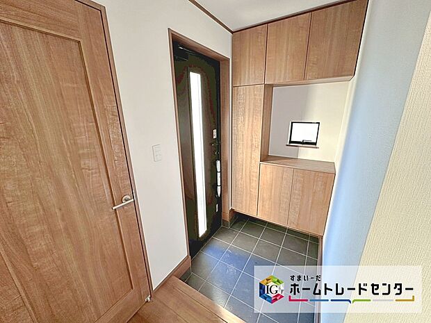 【玄関】コの字型の玄関収納を採用。多くの靴を収納できる上、飾り棚を利用して、お越しいただくお客様をおもてなしできます。