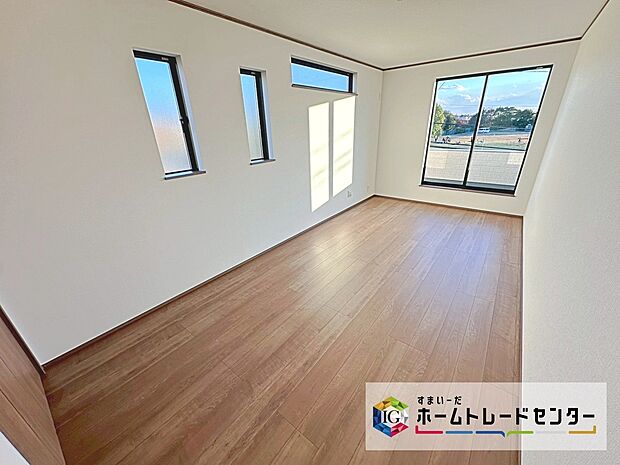 【洋室】採光良好な明るい室内。木の温もりがやさしいフローリングは安らぎをもたらすプライベート空間。