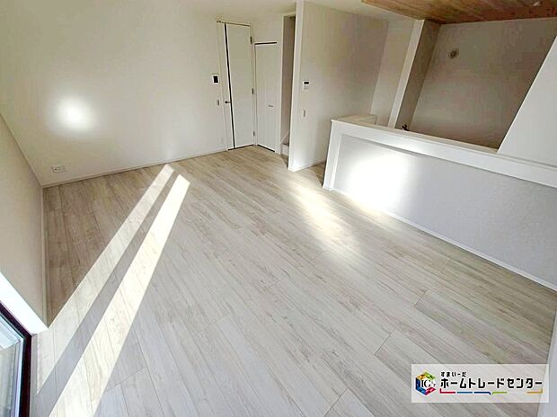 【玄関】ガラススリットの入った玄関ドアは室内に光を届けてくれる大事な存在です☆明るい空間になっています☆