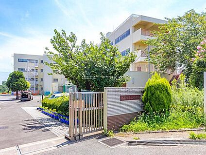 横浜市立上山小学校 760ｍ(徒歩10分)