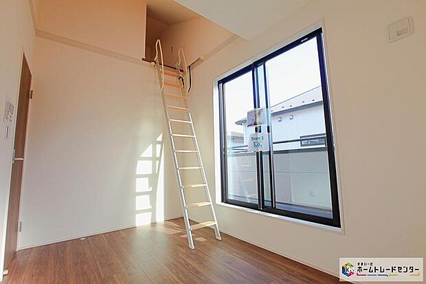 【リビング以外の居室】ロフトのあるお部屋は天井が高く、開放感がございます。お子さまのお部屋にも良いですね♪