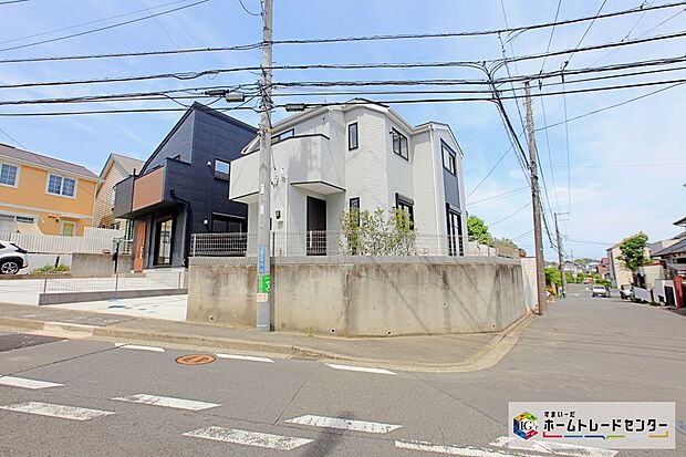 【前面道路含む現地写真】閑静な住宅街に立地します!前面道路は開放感溢れる6.5~8.5m幅、陽当たり・通風良好です♪
