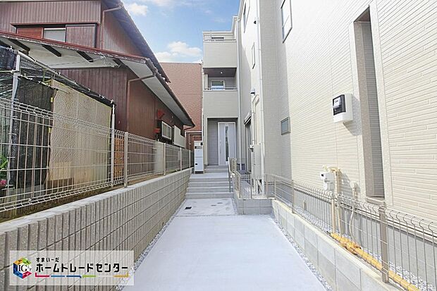 【現地外観写真】全２棟　新築分譲住宅です！
南東 ４．５m 公道に面します。
穏やかな雰囲気漂う街並み、ゆったりお過ごしいただけます♪