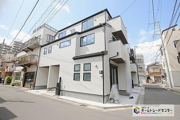 【現地外観写真】ビルトインガレージ付、３階建て住宅☆リビング１７帖！全居室に収納完備、ゆとりの４部屋プランです♪
