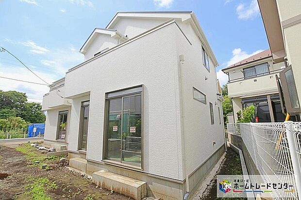 【現地外観写真】全棟、1階にLDK+洋室がございます☆
扉を開ければ20帖超えの開放感あふれる空間に♪