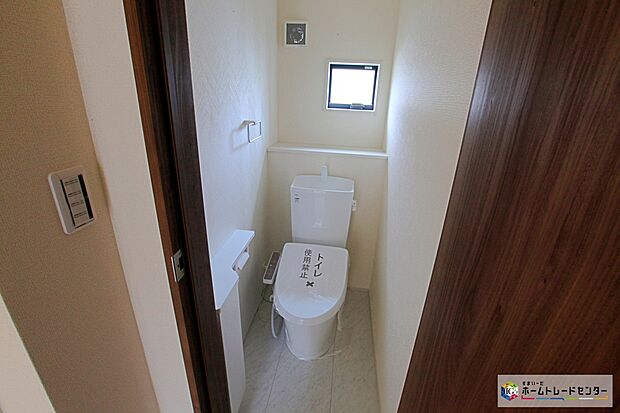 【トイレスペース】トイレスペースが１・２階にございますので、朝の混雑時に家族が分散して使用できます。またゲスト用・家族用と分けることも出来ますよ。