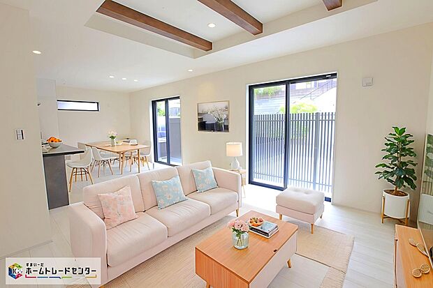 【リビング】大きな窓のあるリビングは、陽光あふれる明るい空間です。居心地良く、ご家族皆がゆったり寛げる憩いの空間となりそうです。