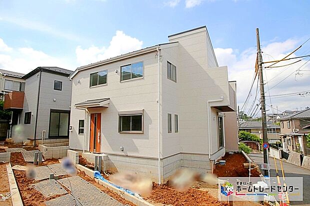 【現地外観写真】全棟　敷地４２坪超！カースペース１号棟は１台、２号棟は２台可（車種によります）リビング広々２０帖超！全居室収納完備＆シューズインクローク付☆